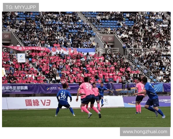 2025年国际足球赛事激烈展开 各大豪门球队争夺冠军宝座 2025年国际足球赛事激烈展开 各大豪门球队争夺冠军宝座