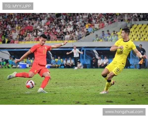 国足客场绝杀晋级关键战引爆球迷热情现场气氛高涨全场沸腾不断升温